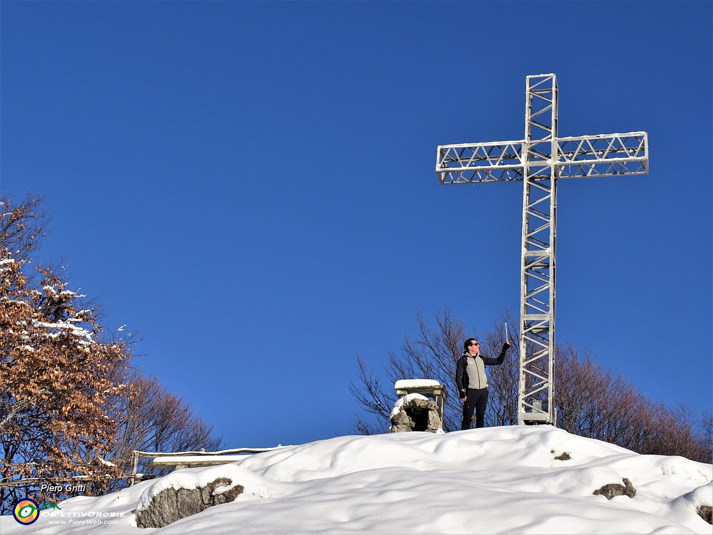 50 E Raffaele in vetta al Suchello (1441 m) per la sua prima volta...ammantato di neve!.JPG